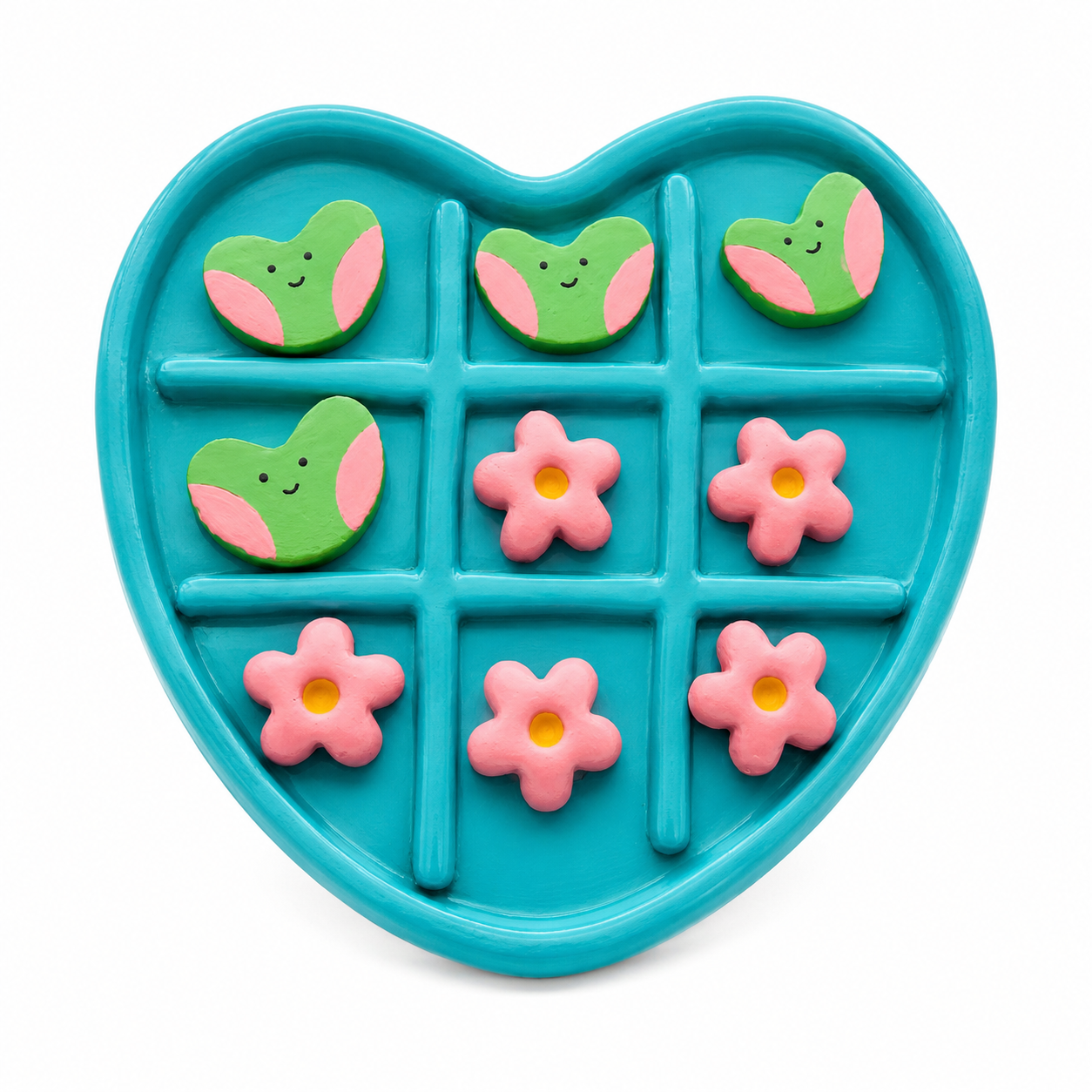 Jogo da velha infantil em formato de coração, na cor azul-turquesa, com peças coloridas de sapinhos verdes e flores rosas com centro amarelo.